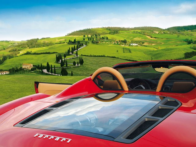 Tour delle Langhe in Ferrari. Italian Experience alla massima potenza.